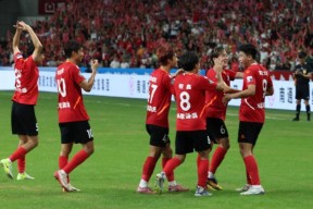 问鼎在线入口 -赛地聚焦——足总杯冲刺阶段热度飙升，新奥尔良鹈鹕防线松动，质疑声仍在，轮换策略成焦点 